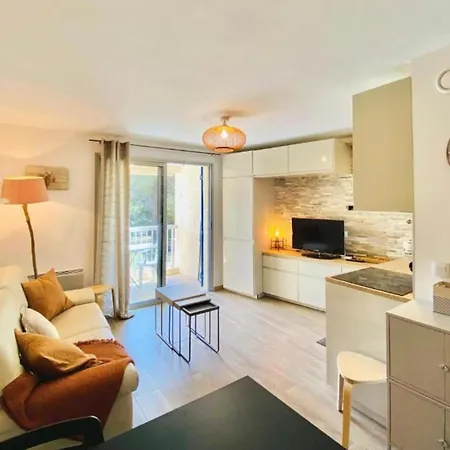 Bright Apartment For 4 - Near Beach Apartment *